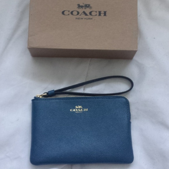 Coach Handbags - NWT Coach leather zip wallet with strap
